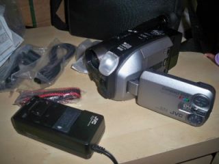 JVC GR AXM900U Compact VHS Camcorder w View Screen Accessories