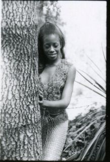 1960s McQueeney Photo~heavenly ebony pin up girl by palm tree, foxy