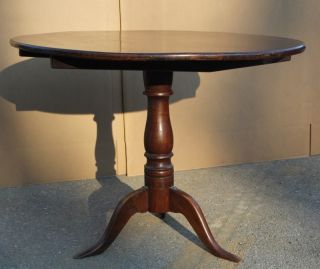 L265 Antique American Mahogany Occasional Parlor Table