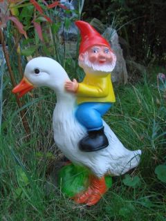 Gartenzwerg auf Ente aus bruchfestem PVC Zwerg Made in Germany Garten