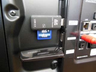 Rückseite des Gerätes mit 2 USB Anschlüssen. Oben USB Kartenleser