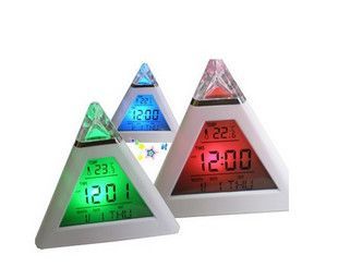 Digital Wecker mit 7 Farbwechsel LED Pyramide NEU