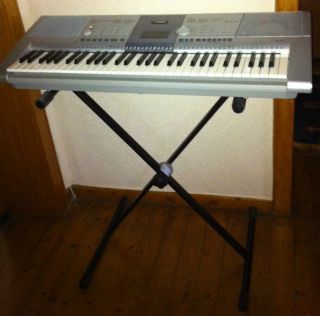 Keyboard von Yamaha PSR 295 mit Ständer und Notenständer