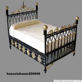 Bett Metall mit goldfarbenen Applikationen und Seidenbezug Puppenstube