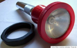 Alte Taschenlampe aus Metall mit Gebrauchsspuren in silber und rot.