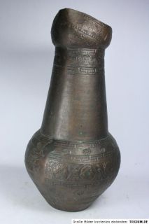 Die Kanne Vase ist 35cm hoch,und aus sehr massiver Bronze gearbeitet