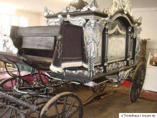 alte restaurierte Kutsche Bestattungskutsche Pferdekutsche