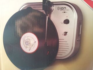 ION Audio Vertical Vinyl Plattenspieler (silber)~NEU~