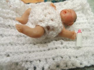 OOAK Baby Miniatur handmodelliert 4,5cm groß Unikat Zertifikat